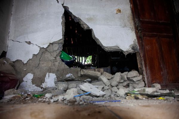 इंडोनेशिया में आए भूकंप से इमारतों को नुकसान पहुंचा है, लेकिन सुनामी की चेतावनी हटा ली गई है।