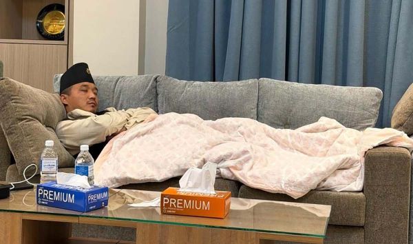 नेपाल के गृहमंत्री कार्यालय के सोफे पर सोये, सोशल मीडिया पर तस्वीर वायरल