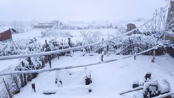 बर्फबारी और तेज बारिश से नेपाल का जनजीवन प्रभावित, किसानों की चिंता बढ़ी