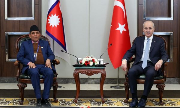 इस्तांबुल में दाहाल की नुमान कुर्तुल्मुस से शिष्टाचार भेंट