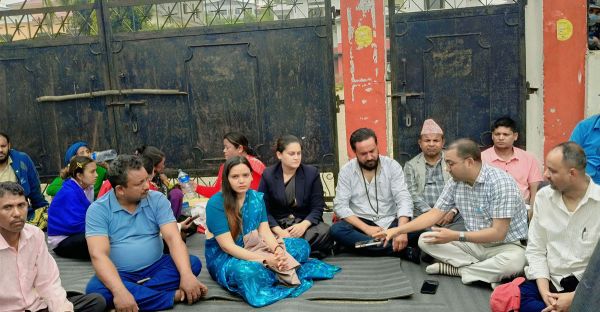 नेपाल में सत्तारूढ़ दल के 5 सांसद धरने पर बैठे