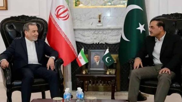 पाकिस्तान में मुनीर से मिलकर अराघची रूस रवाना, पुतिन से करेंगे मुलाकात