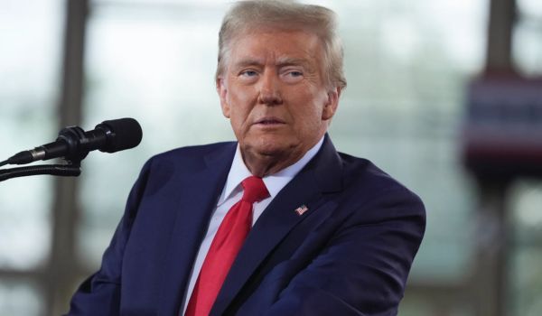 अमेरिकी संघीय ग्रैंड जूरी ने पूर्व एफबीआई निदेशक पर राष्ट्रपति ट्रम्प को नुकसान पहुंचाने की धमकी देने के आरोप में अभियोग लगाया है।