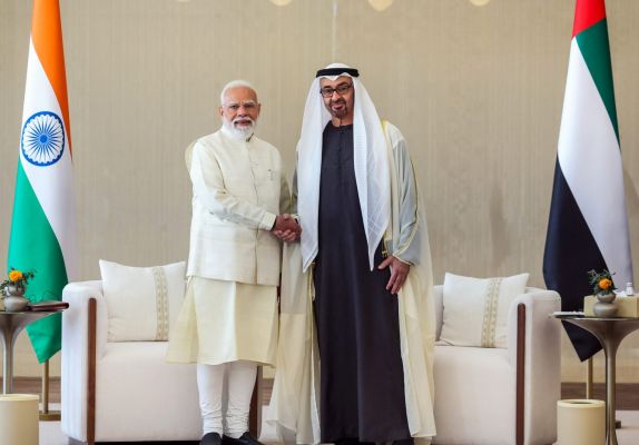 &lsquo;भारत हर परिस्थिति में यूएई के साथ कंधे से कंधा मिलाकर खड़ा है&rsquo;: प्रधानमंत्री मोदी ने राष्ट्रपति जायद अल नाहन के साथ द्विपक्षीय बैठक के दौरान यह बात कही।
