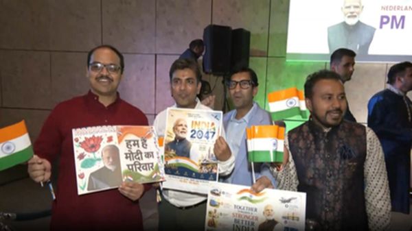 नीदरलैंड में पीएम मोदी का भव्य स्वागत: प्रवासी भारतीयों ने भोजपुरी गीतों के साथ &lsquo;हर-हर महादेव&rsquo; का जयघोष किया