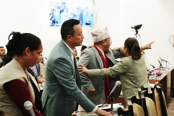 नेपाल संसद में सत्तापक्ष के सांसद की टिप्पणी से नाराज विपक्षी सांसदों का हंगामा