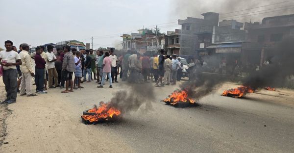 नेपाल में चीनी कंपनी के खिलाफ लोगों का फूटा गुस्सा, सड़क निर्माण में देरी पर पूर्व-पश्चिम राजमार्ग जाम