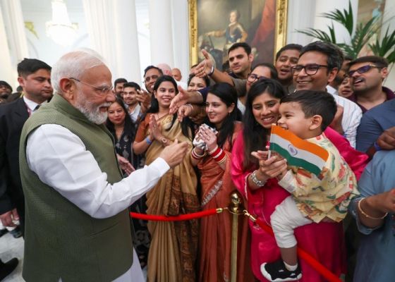  फ्रांस पहुंचे प्रधानमंत्री मोदी, नीस में हुआ भव्य स्वागत
