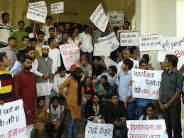 Allahabad University students protesting fee hike dig pit, threaten 'bhu samadhi'