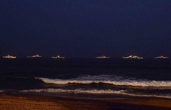 नौसेना दिवस पर हुआ 'ऑपरेशनल डेमोंस्ट्रेशन' और समुद्र में रोशन हुए जहाज