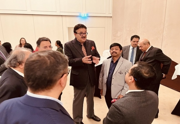 निवेश लाने को उप मुख्यमंत्री पाठक और मंत्री संजय निषाद मैक्सिको में कर रहे रोड शो