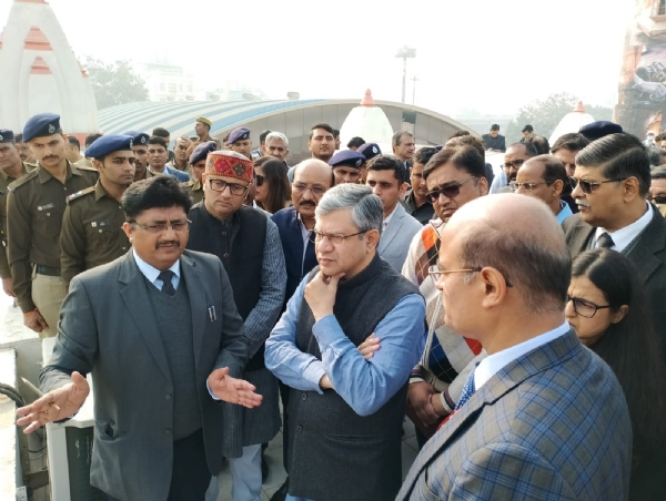 वाराणसी जंक्शन को बनाएंगे वर्ल्ड क्लास का स्टेशनः रेलमंत्री