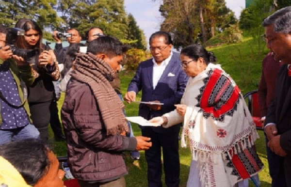 ममता बनर्जी ने असम-मेघालय सीमा क्षेत्र में मारे गए पांच लोगों के परिजनों को पांच लाख का चेक सौंपा