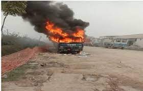 बिहार के बक्सर में पुलिस की बर्बरता से उग्र हुए किसान, तोड़फोड़ और आगजनी की