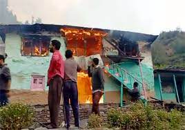 भीषण अग्निकांड में 10 घर जलकर राख, तीन घायल