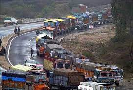 रामबन में भूस्खलन के चलते जम्मू-श्रीनगर राष्ट्रीय राजमार्ग बंद