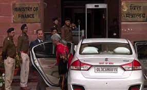 निर्मला सीतारमण पहुंचीं राष्ट्रपति भवन