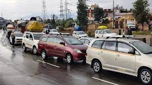 जम्मू-श्रीनगर राष्ट्रीय राजमार्ग पर भूस्खलन, वाहनों की आवाजाही बंद