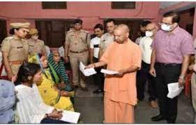 जनता दर्शन में बोले मुख्यमंत्री योगी, ''घबराइये मत, न्याय होगा''