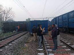 उप्रः सुलतानपुर में मालवाहक ट्रेनों की आमने-सामने की भीषण टक्कर, दोनों चालक घायल, रेल मार्ग बाधित