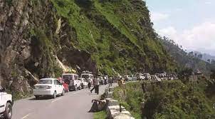 जम्मू-श्रीनगर राजमार्ग छोटे वाहनों के लिए दोनों तरफ से खुला