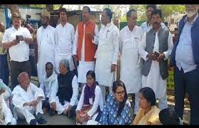 सीबीआई रेड के खिलाफ राबड़ी आवास के बाहर समर्थकों का प्रदर्शन