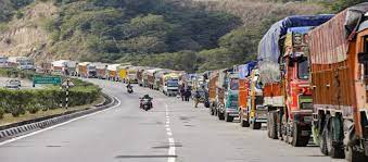 जम्मू-श्रीनगर राष्ट्रीय राजमार्ग दोनों तरफ से छोटे वाहनों के लिए खुला