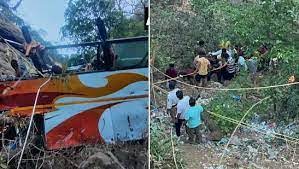 पुणे-मुंबई ओल्ड हाइवे पर बस खाई में गिरी, आठ की मौत, 25 घायल