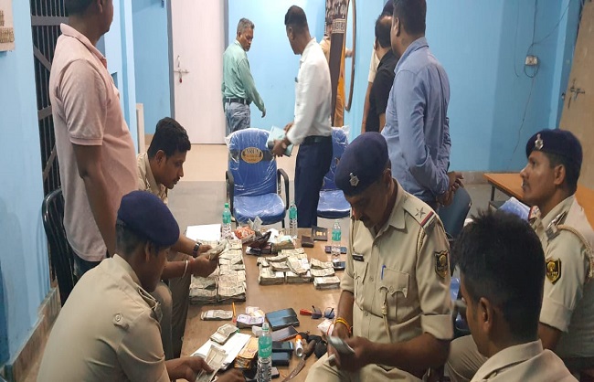 बिहार के किशनगंज से 37 लाख रुपये भारतीय नोट एवं यूएई करेंसी के साथ छह लोग गिरफ्तार