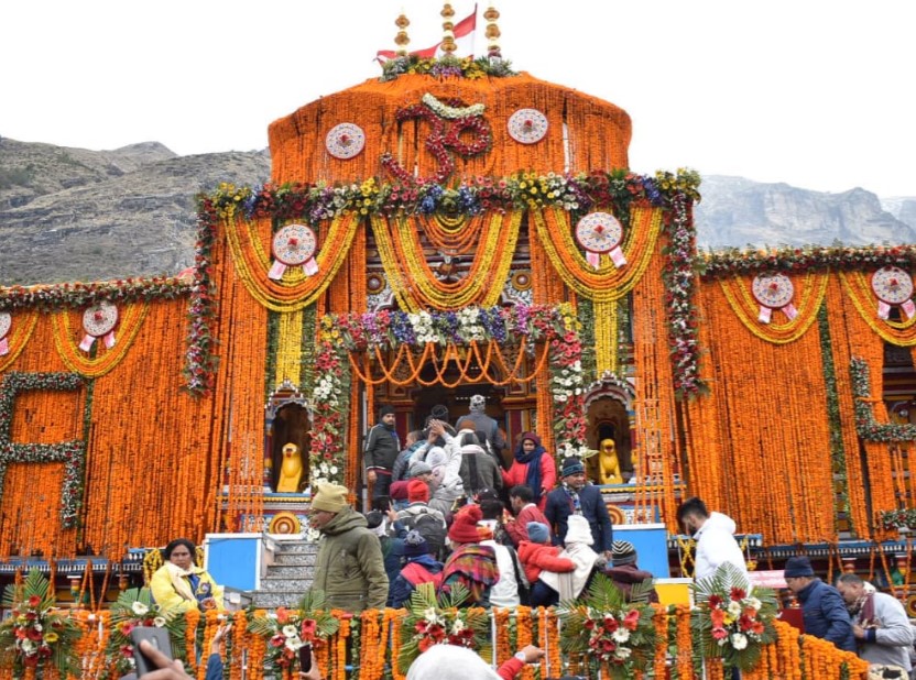 हल्की बर्फबारी, मंत्रोच्चार और आर्मी बैंड की मधुर धुनों के बीच खुले भगवान बदरी विशाल के कपाट