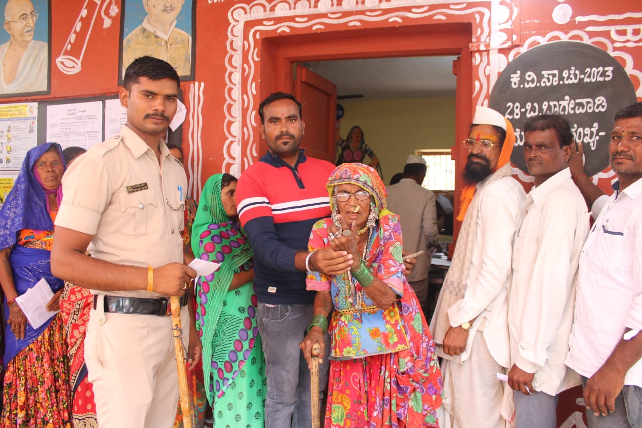  कर्नाटक में दोपहर तीन बजे तक 52 प्रतिशत मतदान