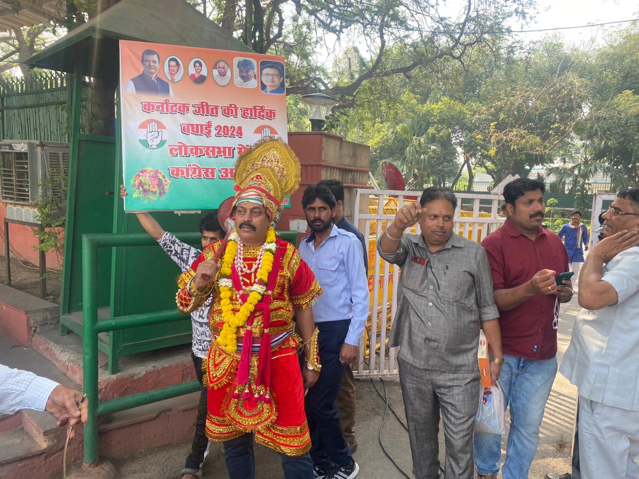 कर्नाटक चुनाव 2023 : शुरुआती रुझान में कांग्रेस आगे, कार्यकर्ताओं में उत्साह