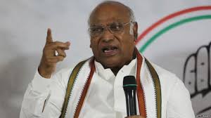 कर्नाटक से दिल्ली लौटे खड़गे, कहा- पहली कैबिनेट में ही पूरे करेंगे 5 वादे