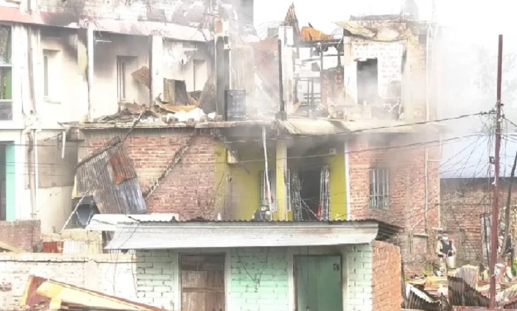 मणिपुर : इंफाल में ताजा हिंसा में पांच घर जलकर राख, तीन गिरफ्तार