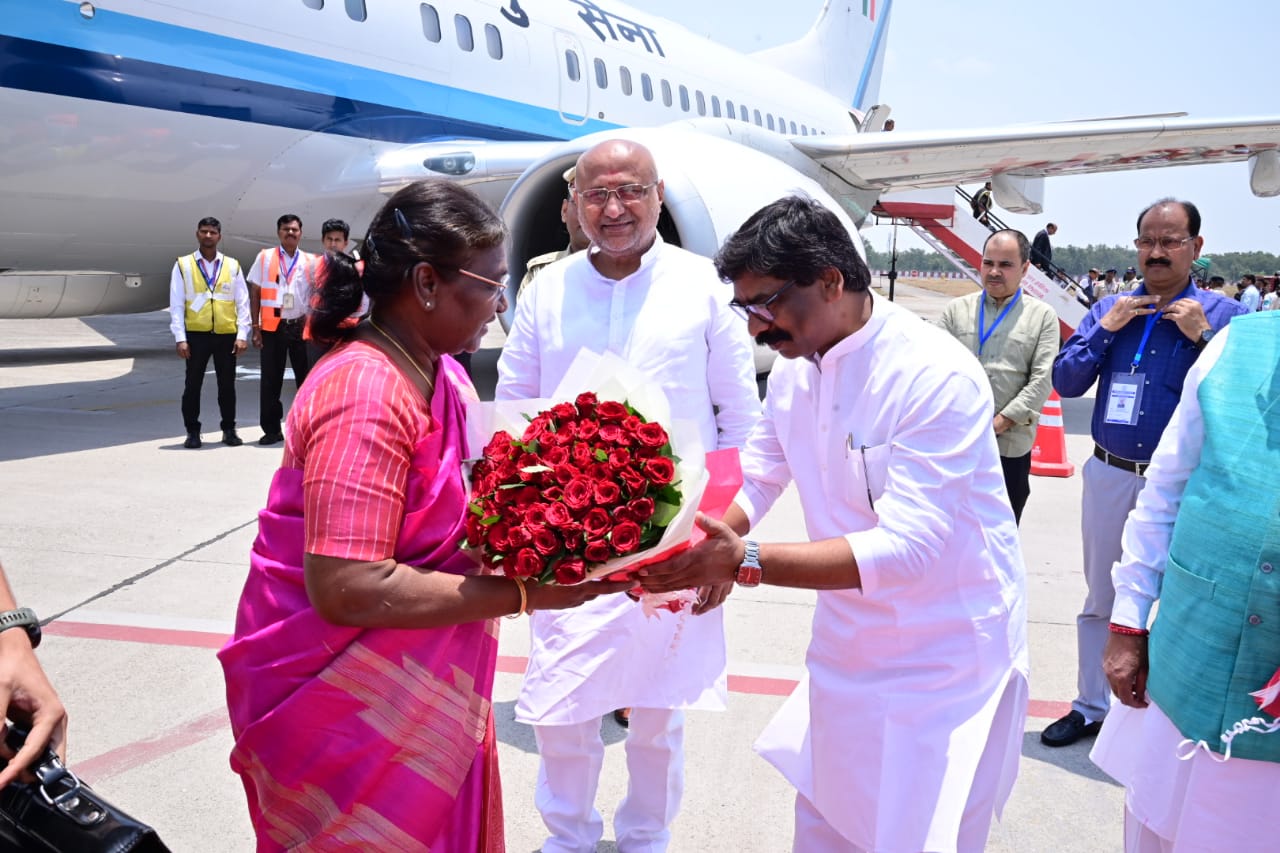 राष्ट्रपति के रांची पहुंचने पर राज्यपाल और मुख्यमंत्री ने एयरपोर्ट पर किया स्वागत