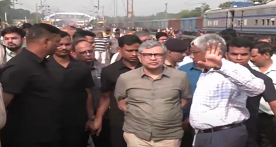 रेल मंत्री अश्विनी वैष्णव ने ओडिशा में बालेश्वर में रेल दुर्घटना स्थल का निरीक्षण किया