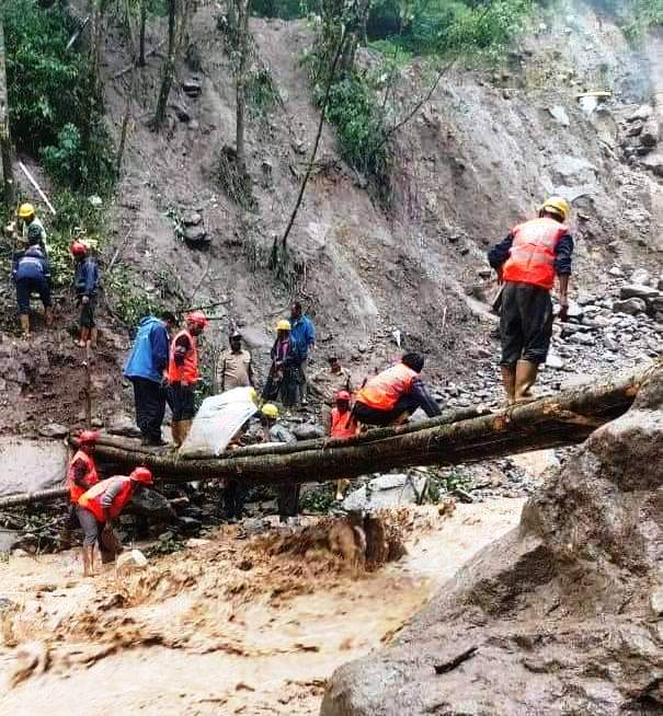 उत्तरी सिक्किम में फंसे 60 छात्रों सहित 2464 पर्यटकों को निकालने का काम शुरू
