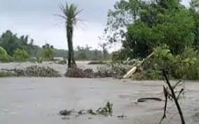 असम के 13 जिले बाढ़ से प्रभावित, कई नदियों के तटबंध टूटे