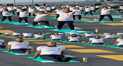 रक्षामंत्री राजनाथ सिंह और नौसेना प्रमुख एडमिरल आर हरिकुमार ने को&zwj;चीन शिपयार्ड में आईएनएस विक्रांत पर योगाभ्&zwj;यास किया