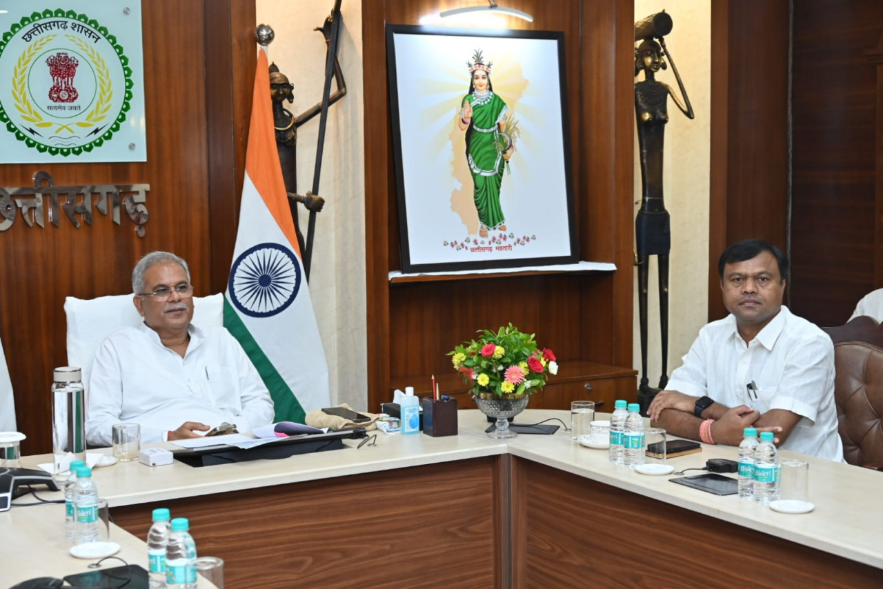 रायपुर : मुख्यमंत्री श्री भूपेश बघेल वीडियो कॉन्फ्रेंसिंग के माध्यम से मुखातिब हो रहे सुकमा निवासियों से