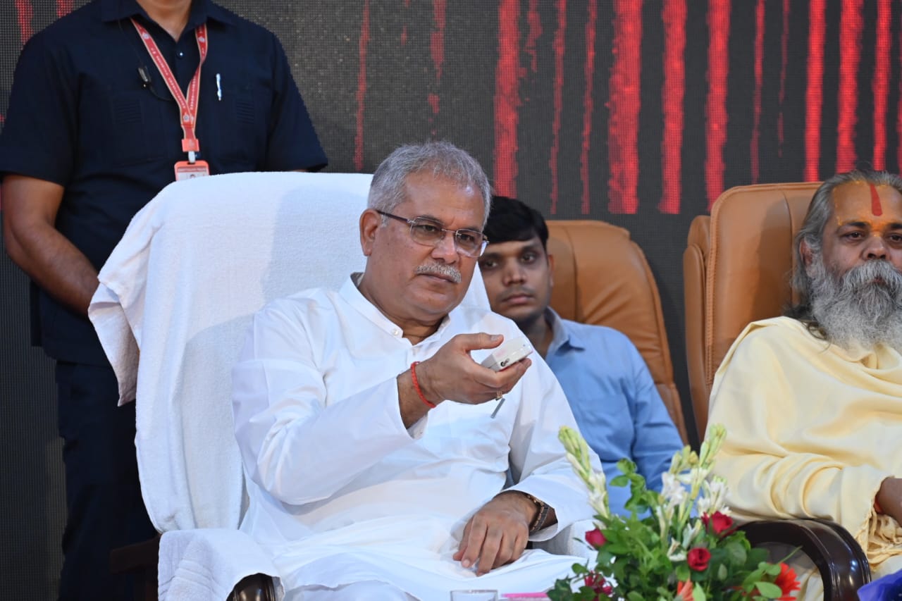 रायपुर : मुख्यमंत्री श्री भूपेश बघेल ने बालवाड़ी योजना के दूसरे चरण में 4318 बालवाड़ियों का शुभारंभ किया