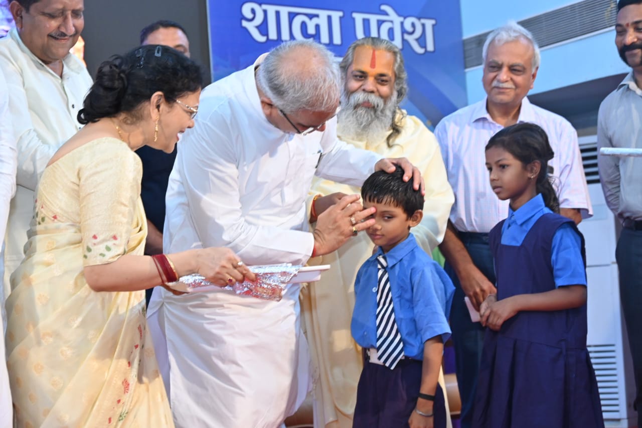 रायपुर : बढ़ी शासकीय स्कूलों की गुणवत्ता, प्रवेश के लिए लगी होड़