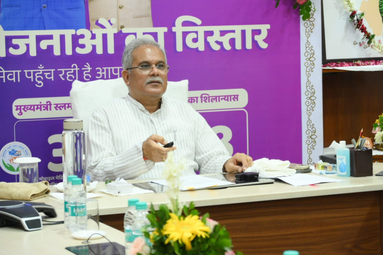 रायपुर : मुख्यमंत्री श्री भूपेश बघेल ने आज यहाँ अपने निवास कार्यालय से वीडियो कॉन्फ्रेंसिंग के जरिए जांजगीर में नवनिर्मित खोखसा रेलवे ओवरब्रिज का लोकार्पण किया