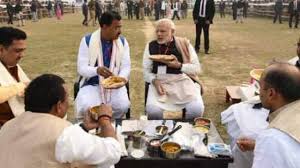 प्रधानमंत्री मोदी ने भाजपा कार्यकर्ताओं संग की टिफिन बैठक