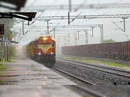 पश्चिम मध्य रेलवे के अंतर्गत आने वाले रेलवे स्टेशन में यात्री सुविधाएं बढ़ाने को लेकर जबलपुर में बैठक आयोजित हुई