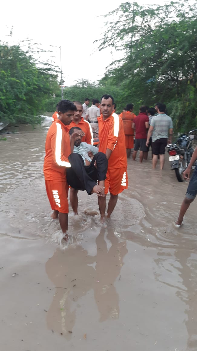 दिल्ली में एनडीआरएफ की 12 टीमें तैनात, बाढ़ में फंसे 2500 लोगों को सुरक्षित निकाला