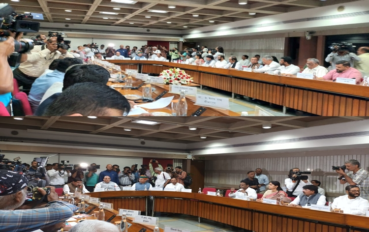 कल से शुरू होने वाले संसद के मॉनसून सत्र से पहले सरकार ने आज सर्वदलीय बैठक की, सत्र में 31 विधेयक पेश किए जाएंगे, मणिपुर हिंसा पर भी होगी चर्चा