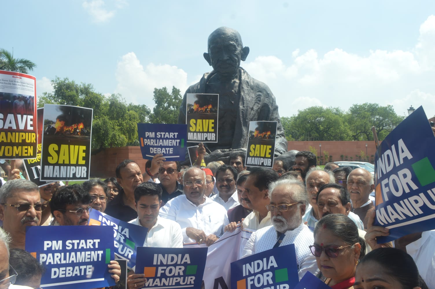 मणिपुर पर संसद में गतिरोध जारी