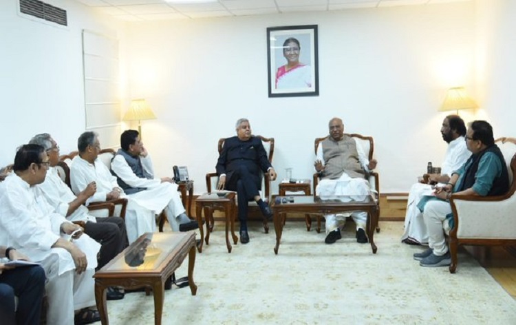 राज्यसभा के सभापति जगदीप धनखड़ ने सदन में कामकाज के सुचारू संचालन सुनिश्चित करने के लिए की सर्वदलीय बैठक