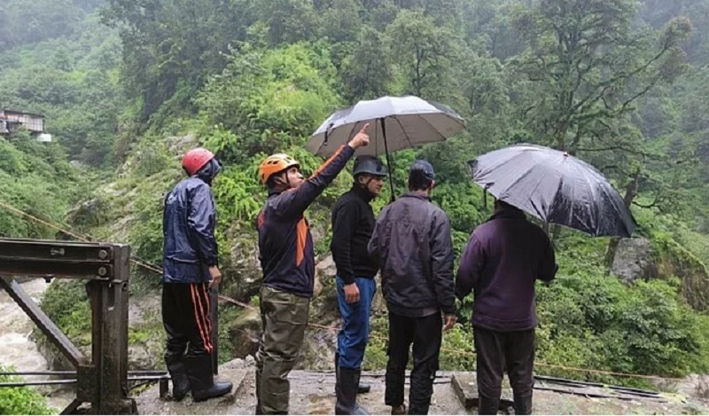 उत्तराखंड के गौरीकुंड में भारी भूस्खलन, तीन दुकानें जमींदोज, 12 लोग लापता